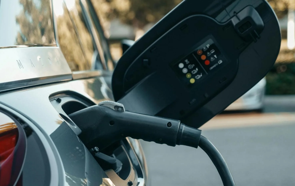 多方开始放缓电动化转型，我们该如何应对？